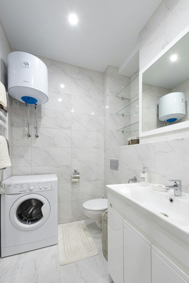 Tank vs tankless water heater comparison for Port St. Lucie FL homeowners